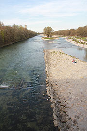 Isar Plan - Münchens Isar wurde wieder naturnah – Isarufer laden zum sonnenbaden ein. Baden an der Isar